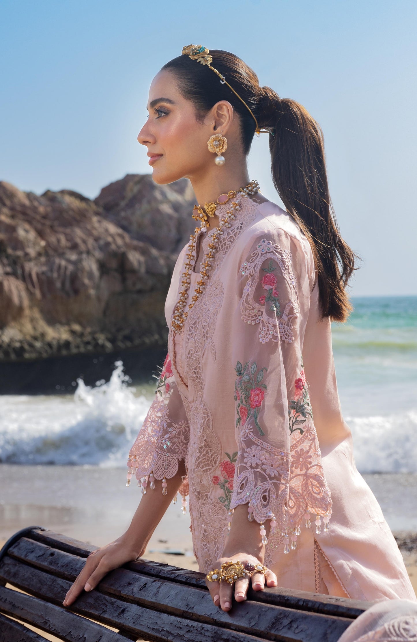 Iqra Aziz in Mahiymaan - 05